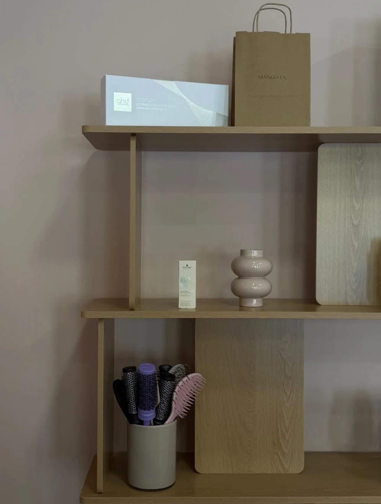 Estantería del salón con productos y accesorios