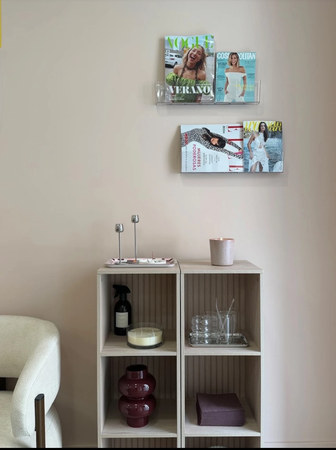 Rincón de café y revistas dentro del salón